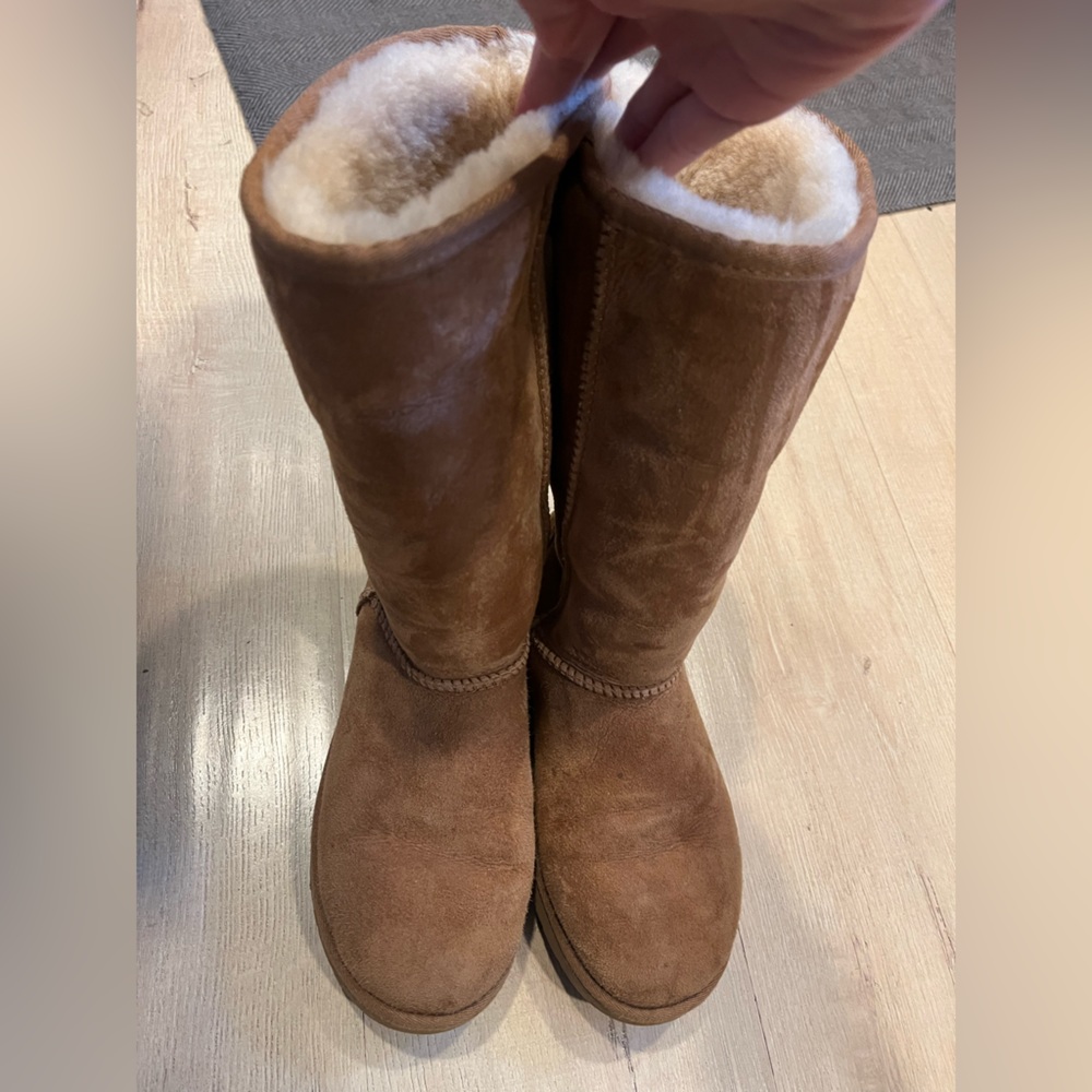 Uggs- Classic II Genuine Shearling Lined Boot